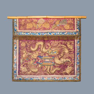 Un panneau en broderie de soie et de fil d'or à décor de dragons et de phénix, Chine, 19ème