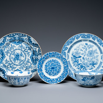 Drie Chinese blauw-witte schotels en twee kommen, Kangxi en later
