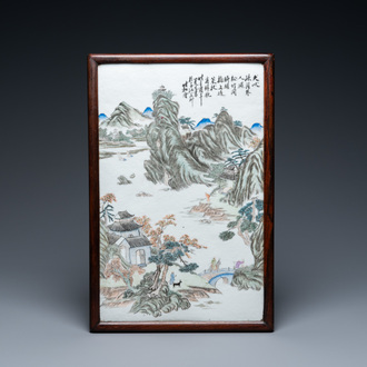 Een Chinese qianjiang cai plaquette met een landschap, 19/20e eeuw