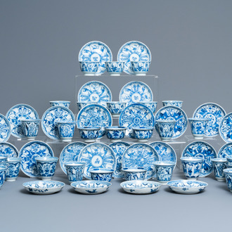 Quarante-six tasses et vingt-cinq soucoupes en porcelaine de Chine en bleu et blanc, divers marques, 19ème