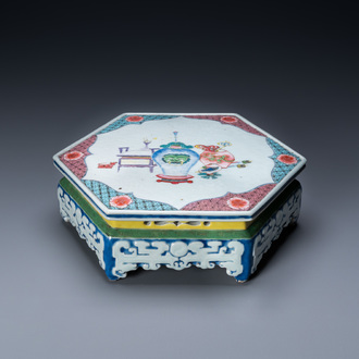 Een Chinese hexagonale famille rose sokkel met antiquiteiten, Yongzheng