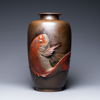 Een grote Japanse bronzen 'koi' vaas, Meiji, 19e eeuw