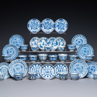 Twintig Chinese blauw-witte schotels en negentien koppen, Kangxi en later