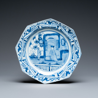 Een Chinese blauw-witte octagonale schotel met een hoogwaardigheidsbekleder, Transitie periode