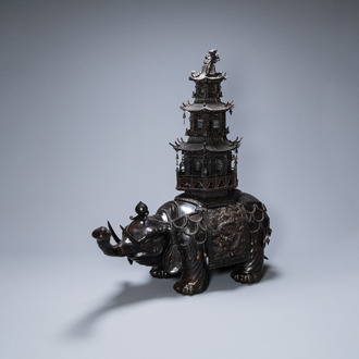 Een monumentale Japanse bronzen wierookbrander in de vorm van een olifant met pagode, Edo/Meiji, 19e eeuw