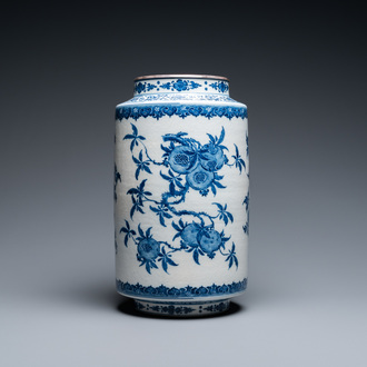 Een Chinese blauw-witte 'sanduo' vaas in zacht porselein, Qianlong