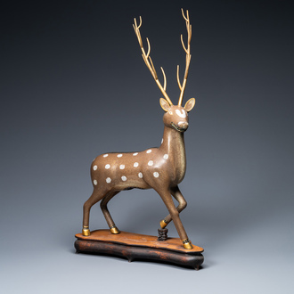 A Chinese cloisonné model of a deer, 19/20th C.