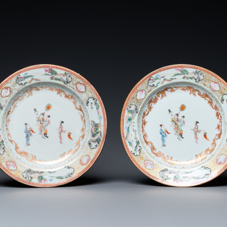 Une paire d'assiettes en porcelaine de Chine famille rose à décor mandarin, Qianlong