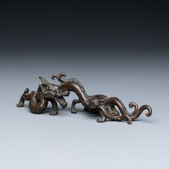 Een zeldzame Chinese bronzen penselenhouder met draken, Yuan/Ming