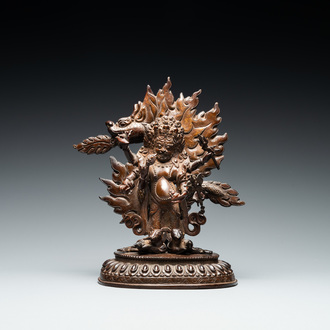 Een Sino-Tibetaanse bronzen figuur van Mahakala, 17/18e eeuw