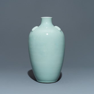 Een Chinese monochrome celadon vaas, Qianlong merk, 19/20e eeuw