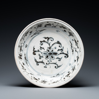 A Vietnamese or Annamese blue and white floral dish, 15/16th C.