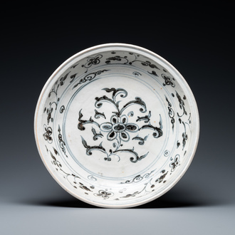 Un plat en porcelaine de Vietnam ou Annam en bleu et blanc à décor floral, 15/16ème