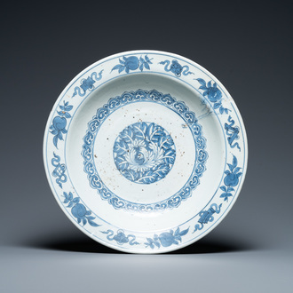 Un plat en porcelaine de Chine en bleu et blanc, Ming