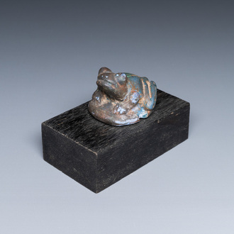 Een Egyptisch kobaltblauw- en turquoise-geglazuurd faience model van een kikker, 15/11e eeuw v.C.