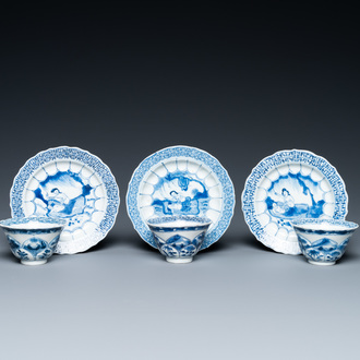 Drie Chinese blauw-witte lotusvormige 'acupunctuur' koppen en schotels, Kangxi