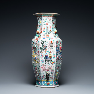 Un vase de forme hexagonale en porcelaine de Chine famille rose à décor d'antiquités, 19ème