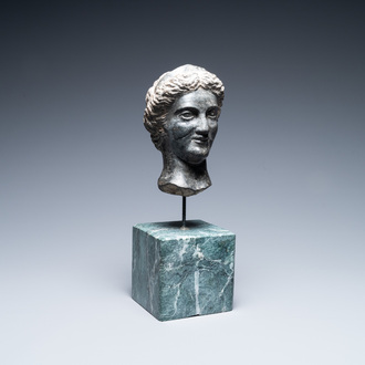 Une tête de femme en marbre noire, époque romaine, 2/4ème