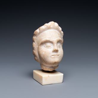 Une tête de garçon en marbre, époque romaine, 2/4ème