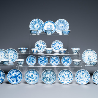 Dix-neuf soucoupes et douze tasses en porcelaine de Chine en bleu et blanc, Kangxi