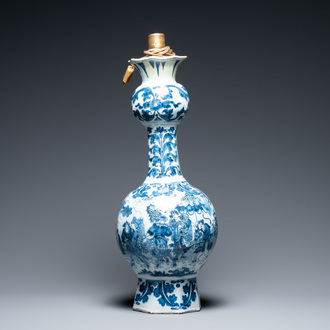 Een grote blauw-witte Delftse knobbelvaas met chinoiseriedecor, eind 17e eeuw