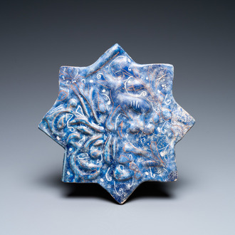 Un carreau ilkhanide moulé en forme d'étoile à fond bleu, Iran, 13/14ème