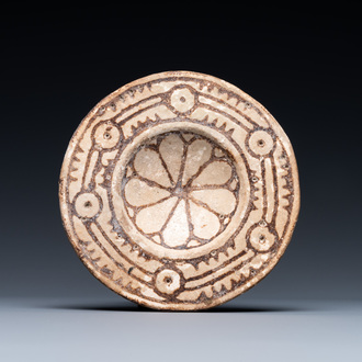 Een Oost-Romeinse of Byzantijnse aardewerken schotel met ornamentaal decor, 6/10e eeuw