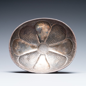 Een Sassanidische zilveren schotel met een vogel, Perzië, 7/9e eeuw