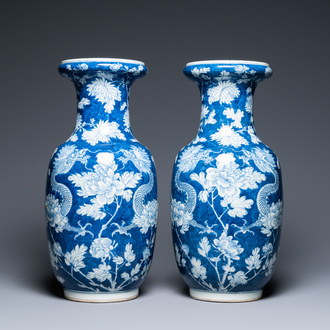 Une paire de vases en porcelaine de Chine en bleu et blanc à décor de dragons et de pivoines, 19ème