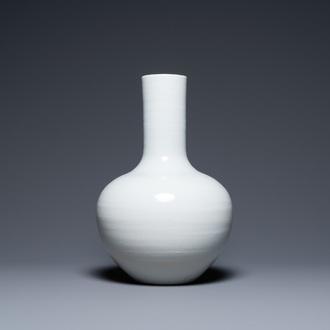 Un vase de forme 'tianqiu ping' en porcelaine de Chine en blanc monochrome, 18/19ème