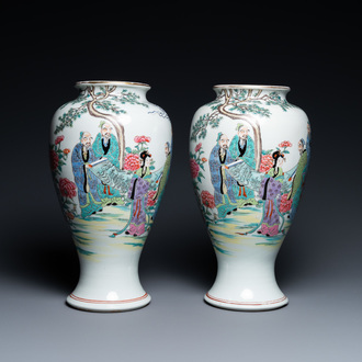 Une paire de vases en porcelaine de Chine famille rose, marque de Kangxi, République