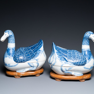 Une paire de terrines couvertes en forme de canard en porcelaine de Chine en bleu et blanc, République