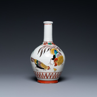 Un vase de forme bouteille en porcelaine Ko-Imari de style Ko-Kutani à décor d'un coq, d'une poule et leur poussin, probablement Edo, fin du 17ème