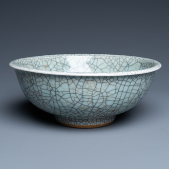 Un bol de type 'geyao' en porcelaine de Chine à fond craquelé, Yongzheng/Qianlong