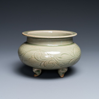 Een Chinese driepotige Yaozhou celadon wierookbrander, Song of later