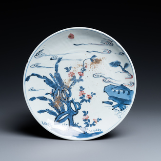 Une assiette en porcelaine de Chine en bleu, blanc et rouge de cuivre de type ko-sometsuke pour le marché japonais, époque Transition