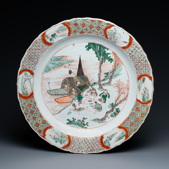 Un plat en porcelaine de Chine famille verte à décor d'un couple dans un bateau et d'un déjeuner, Kangxi