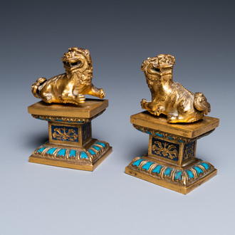 Une paire de lions bouddhistes en bronze doré sur socles en émaux champlevés, Chine, 18/19ème