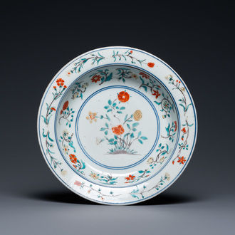 A Japanese Kakiemon basin with floral design, Edo, late 17th C.