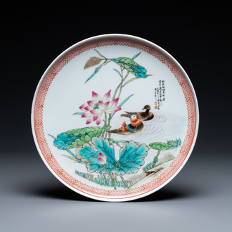 Plat en porcelaine de Chine famille rose à décor de canards mandarins, 20ème