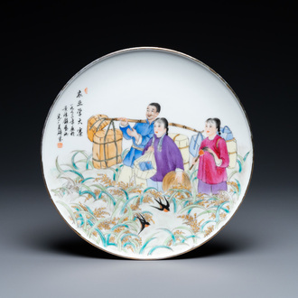 Plat en porcelaine de Chine à décor de la Révolution Culturelle figurant un paysan et ses deux filles, daté 1973