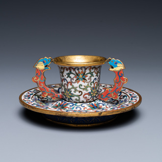 Une tasse sur son support en émaux cloisonnés à décor de rinceaux de lotus, Chine, 18/19ème