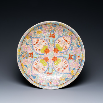 Un grand plat en porcelaine de Chine famille rose pour le marché thai, marque de Kangxi, 19ème