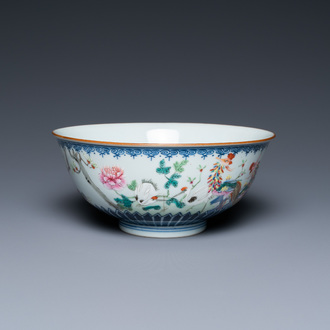 Un bol en porcelaine de Chine famille rose à décor de grues et d'un phénix, marque de Qianlong, 18/19ème