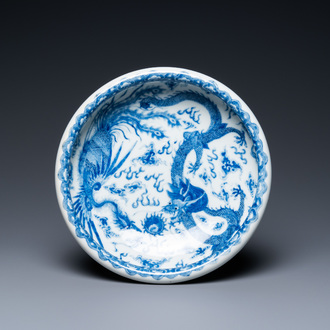 Een Chinese blauw-witte penselenwasser met een draak en een feniks, Qianlong merk, Republiek