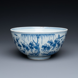 Un bol en porcelaine de Chine en bleu et blanc à décor des '100 garçons', époque Transition