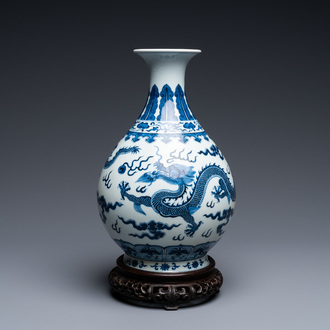 A Chinese blue and white 'yuhuchunping' 'dragon' vase on wooden stand, Qianlong mark, 19/20th C.