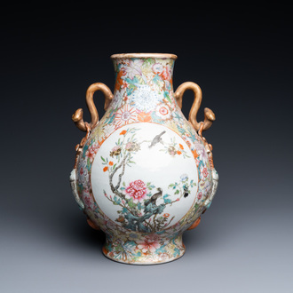 Un vase de forme 'hu' en porcelaine de Chine famille rose à décor millefleurs, marque de Qianlong, République