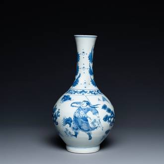 Un vase de forme bouteille en porcelaine de Chine en bleu et blanc, époque Transition