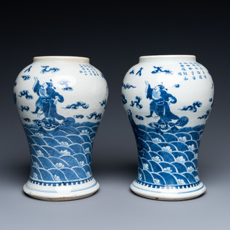 Een paar Chinese 'Bleu de Hue' vazen voor de Vietnamese markt, merk van Koning Kai Dinh, 1921-1924